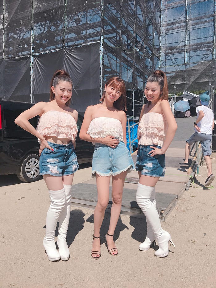 (写真中央)鈴木亜美(提供写真)