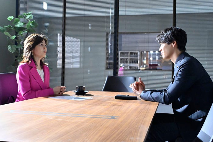 石野真子、福士蒼汰「弁護士ソドム」第4話より(C)テレビ東京
