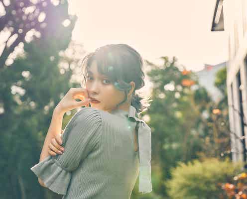 八木アリサ、アンニュイな表情で大人っぽく着こなす