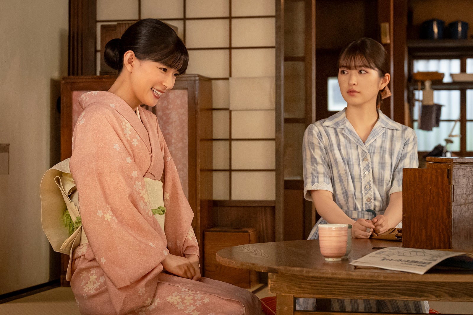 芳根京子、小川彩「波うららかに、めおと日和」第2話（C）フジテレビ
