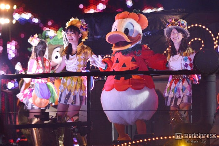 スペシャルショー「Halloween Party with AKB48」/(C)Disney