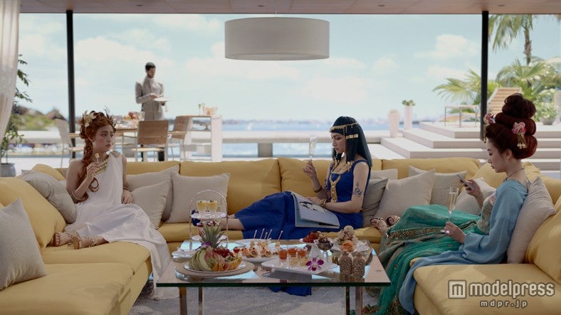 CMカット／（左から）山本美月、香椎由宇、波瑠