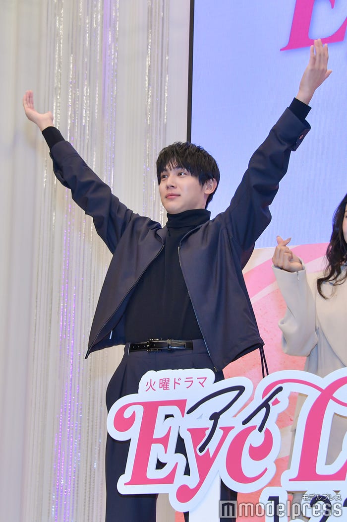 チェ・ジョンヒョプへの歓声を煽る中川大志(C)モデルプレス