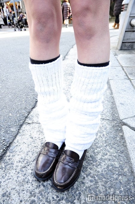 ルーズソックスと紺ソをレイヤードする「ニーレイ」