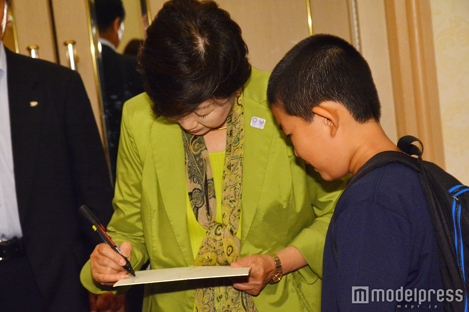 子どもにサインを求められる小池百合子東京都知事 （C）モデルプレス