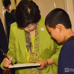 子どもにサインを求められる小池百合子東京都知事 （C）モデルプレス
