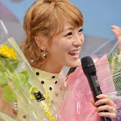 株式会社ムーンスター・代表取締役社長 猪山渡氏から祝福花束を贈られた鈴木奈々