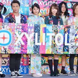（左から）椎名ひかり、ISSEI、土屋太鳳、佐藤詩織、ヤバイTシャツ屋さん （C）モデルプレス
