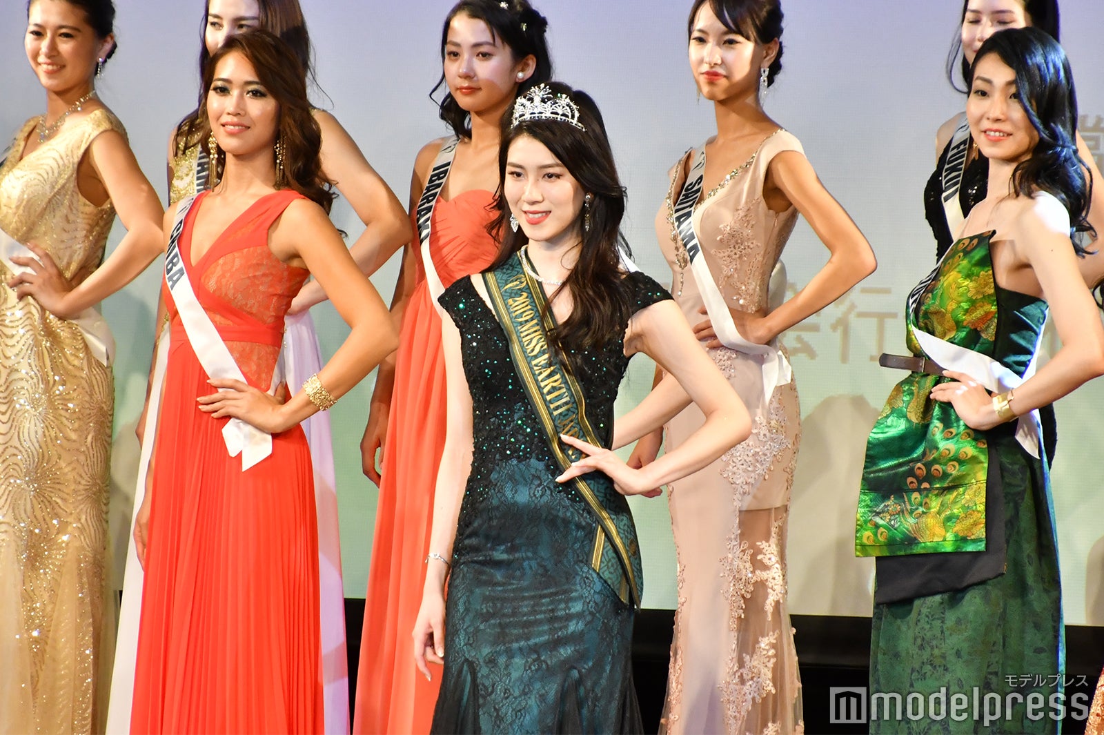 （中央）伊徳有加さん「2019ミス・アース・ジャパン」グランプリ発表の瞬間 （C）モデルプレス
