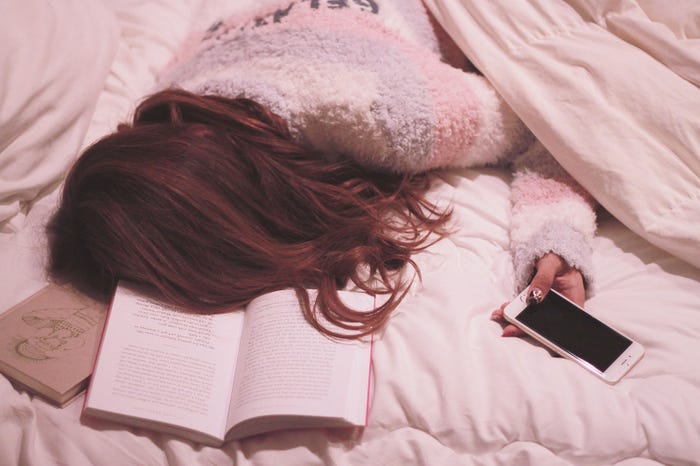 LINEは続くけどデートに誘ってこないのはなぜ?/photo by GIRLY DROP