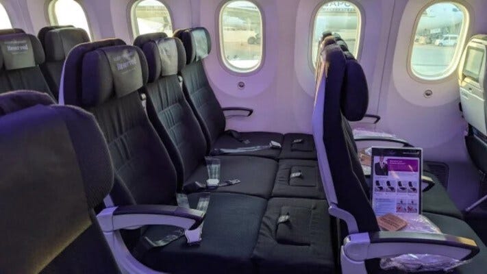 「スカイカウチ」の価格は通常のエコノミー料金に、1人利用で片道8万円、2人利用で片道2万の追加料金が必要