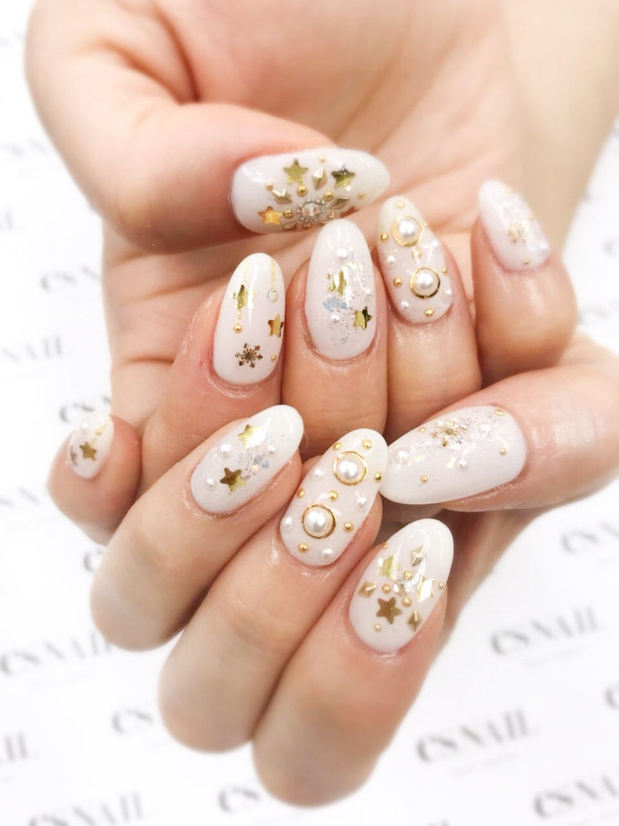 シアーホワイトで冬っぽく／画像提供：esNAIL