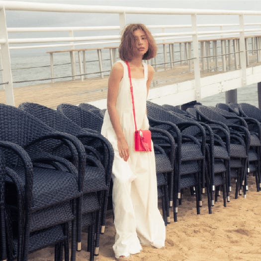 オールインワン¥73,000/Sea New York(ブランドニュース) サンダル¥3,550/Bershka(ベルシュカ・ジャパン カスタマーサービス) バッグ¥46,000/kate spade new york(kate spade japan)(C)TOPLOG