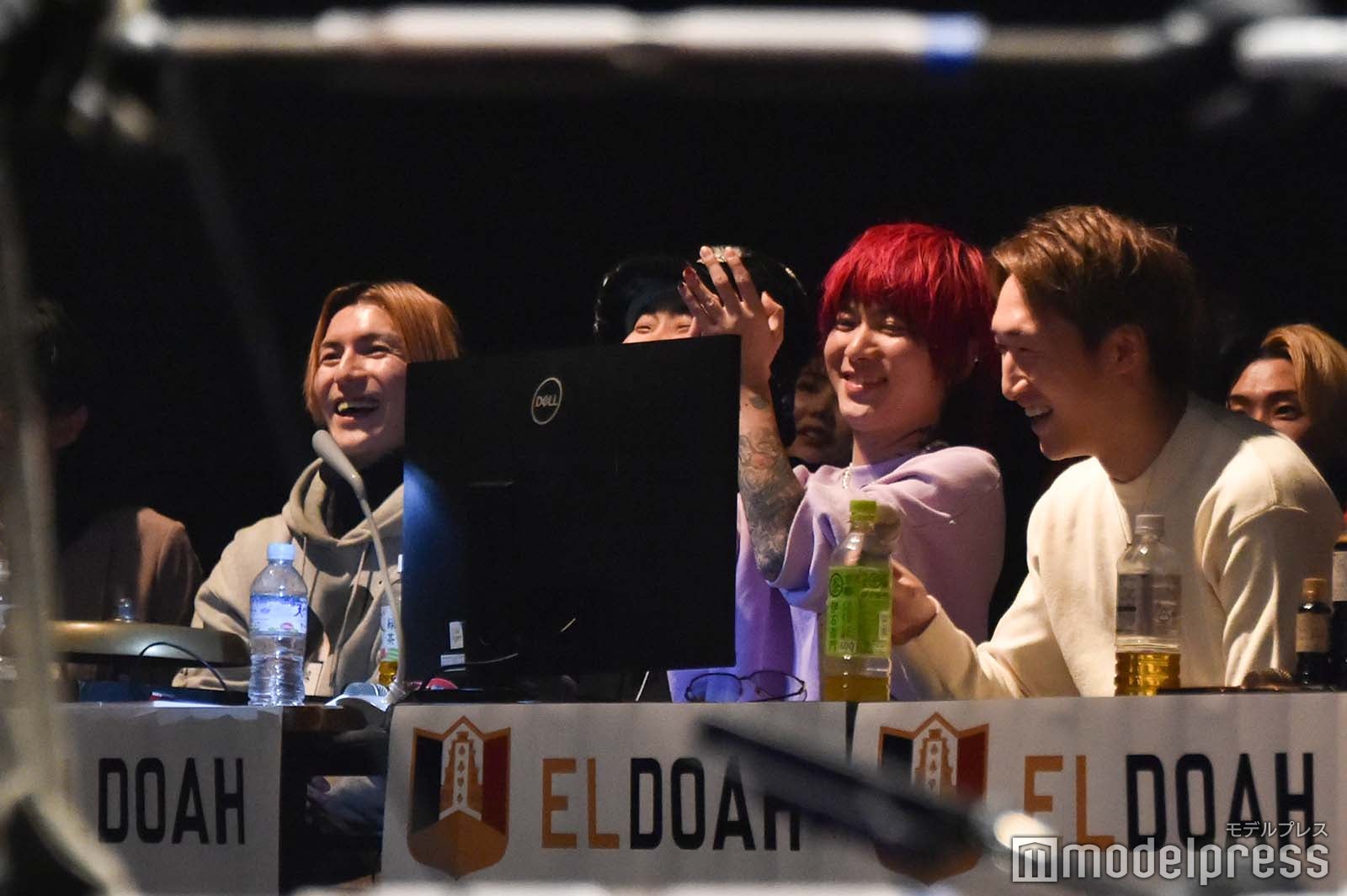 試合を見守るふぉい、まる（C）モデルプレス