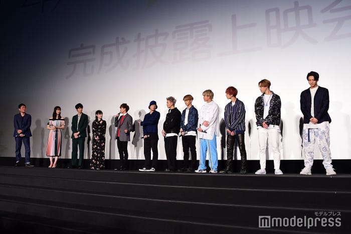 (左から)大谷健太郎監督、井桁弘恵、鈴木仁、福原遥、FANTASTICS from EXILE TRIBE (C)モデルプレス