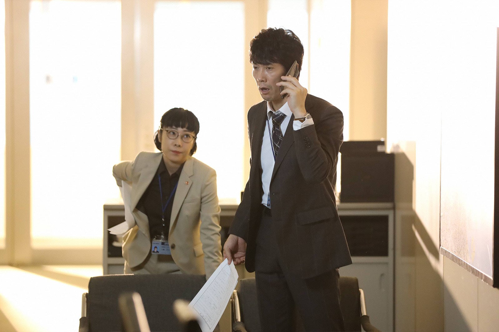 山田真歩、佐々木蔵之介／「シャーロック」第3話より（C）フジテレビ