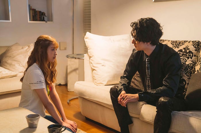 馬場ふみか、古川雄大「恋と弾丸」第3話より(C)箕野希望・小学館/「恋と弾丸」製作委員会・MBS