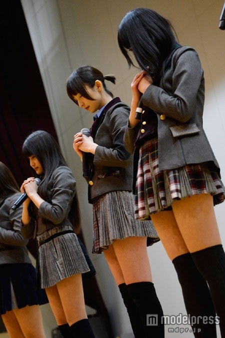 黙祷する篠田麻里子（中央）（C）AKS