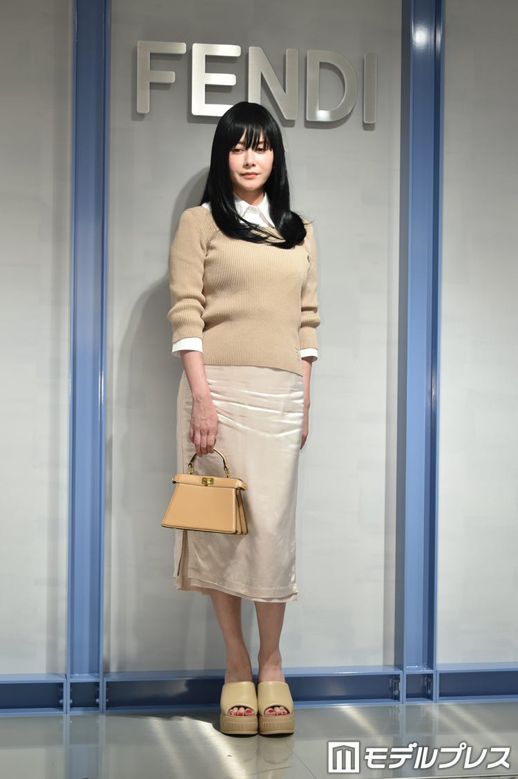 画像34/99) 米倉涼子、美背中全開 ボディライン際立つタイトドレスで 