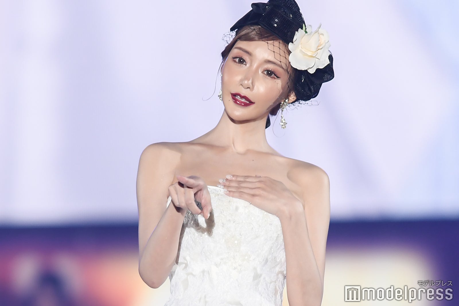 明日花キララ、美貌際立つ純白ドレス姿 “ハート”描く仕草に注目＜関コレ2021A／W＞