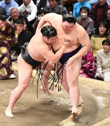 横綱大の里が呆然、痛恨の2連敗で3敗目 力入らずあっけなく土俵割る 直後に豊昇龍も連敗 館内は騒然