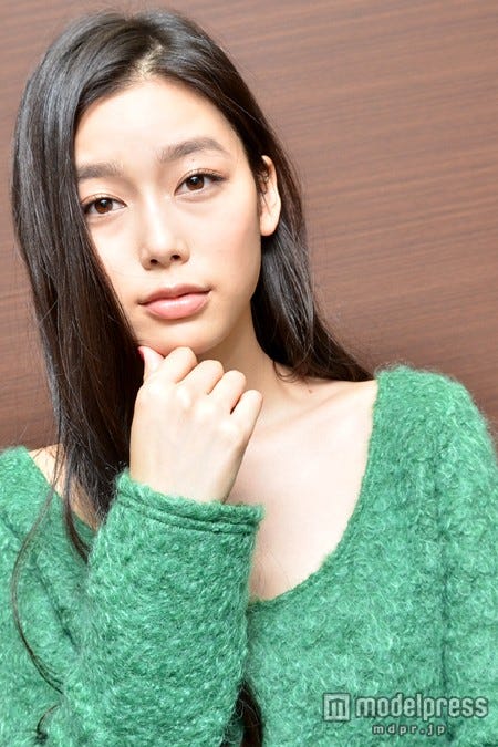 ふと見せる表情からはすでに大人の色気を感じさせる吉倉あおい<衣裳協力>Cher Harajuku/deicy代官山