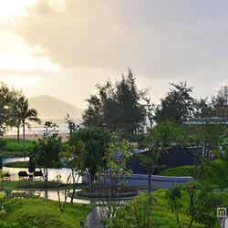 早朝のリゾート風景