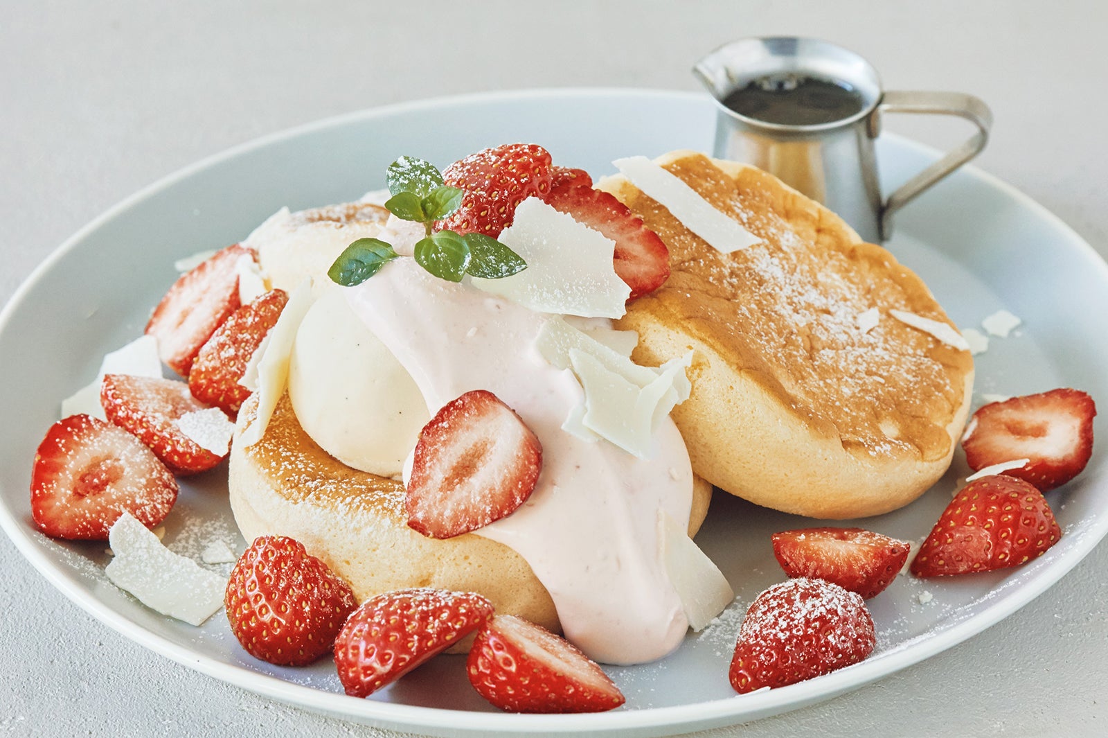 奇跡のパンケーキ ホワイトチョコレートストロベリー ¥1,500／画像提供：フレーバーワークス