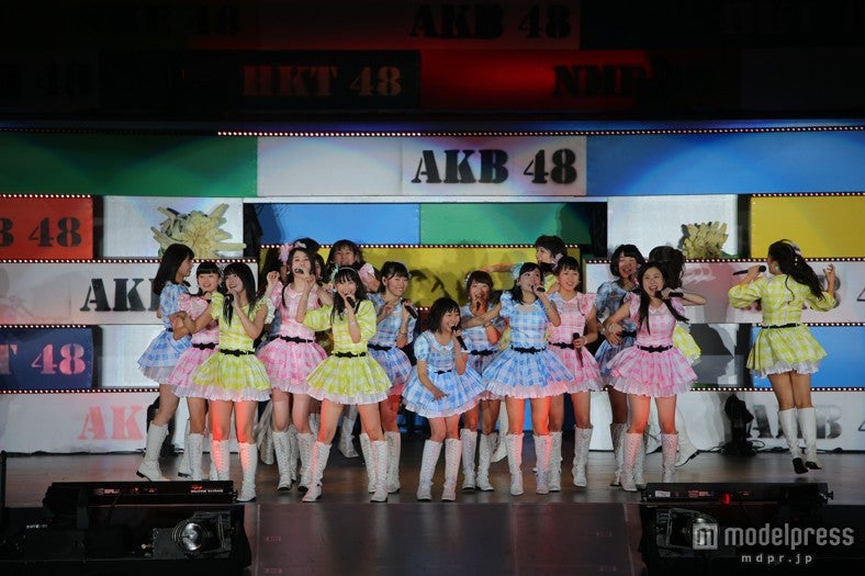 「ワッショイE！」を歌う新チームE／（C）AKS