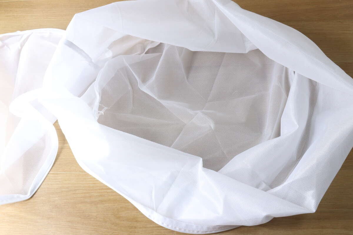 ダイソー 洗えるふとん用洗濯ネット(細目、円柱型) ダイソーの洗えるふとん用洗濯ネット(細目、円柱型)を開いた状態