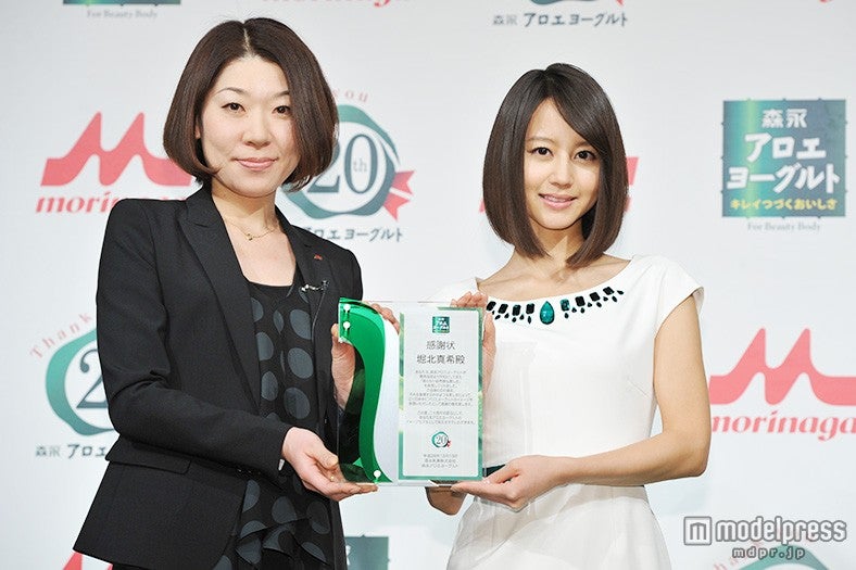 感謝盾を受け取った堀北真希