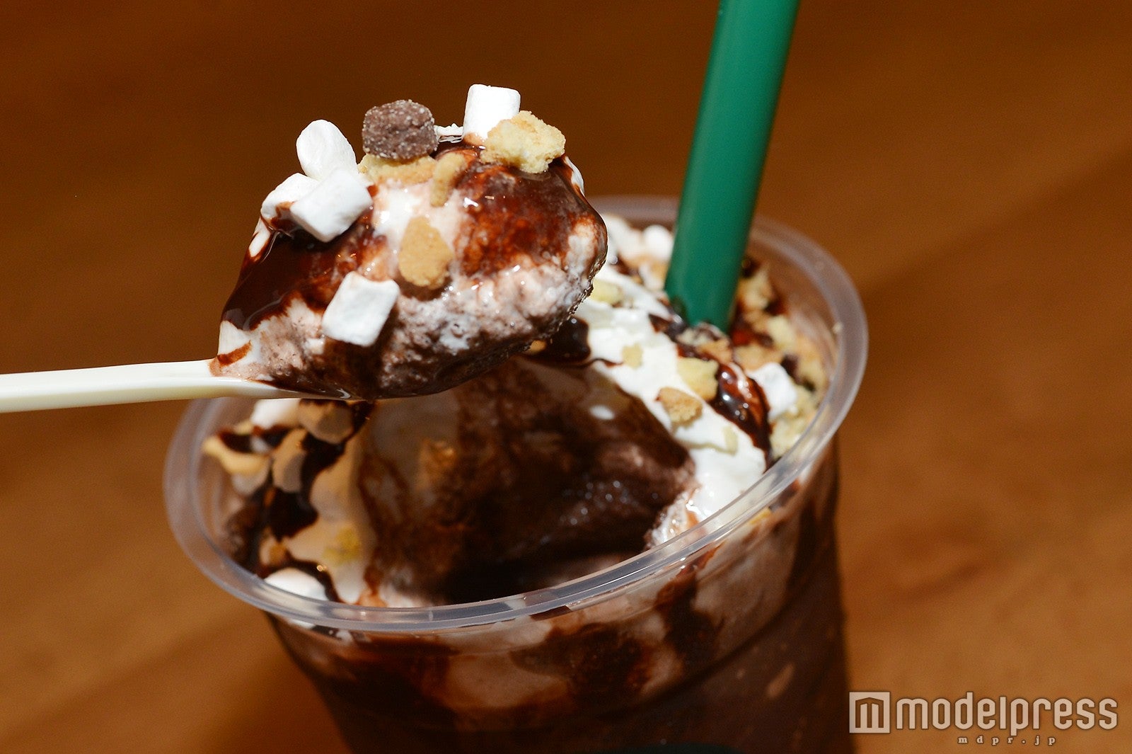 ベースとホイップクリーム、トッピングのハーモニーを楽しんで （C）モデルプレス