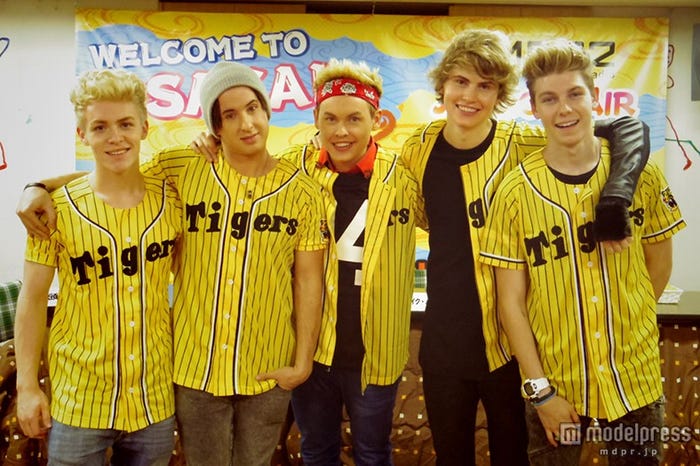 阪神タイガースのユニフォームを着用したアフター・ロミオ(左から:デヴィン、ジェイク、ドリュー、ブレイク、ティーシー)