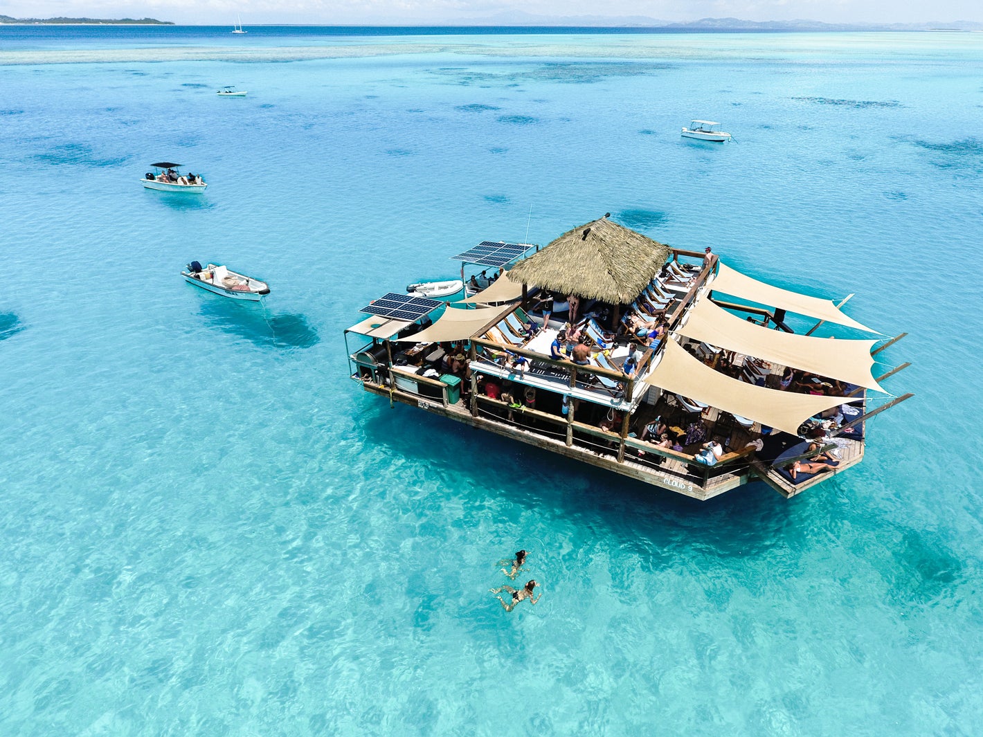 透き通ったブルーを満喫できる水上バー！／提供画像