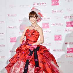 バラの柄がポイントなレッドのウェディングドレス姿の篠田麻里子
