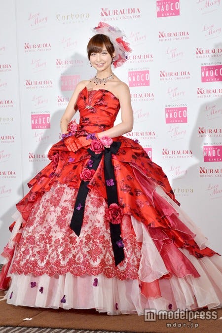 バラの柄がポイントなレッドのウェディングドレス姿の篠田麻里子