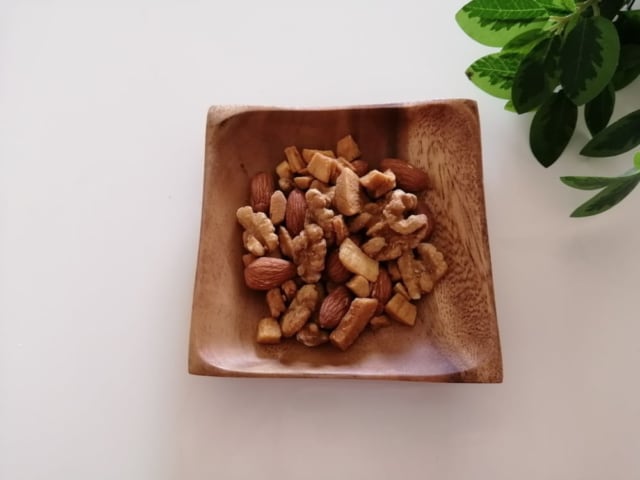 皿に入ったくるみとココナッツのキャラメリゼ