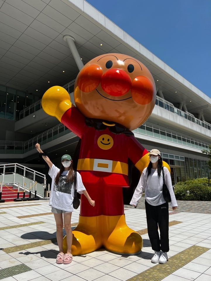 来日中IVEリズ＆イソ、“念願”アンパンマンとの記念ショットに反響「可愛すぎる」「尊い」