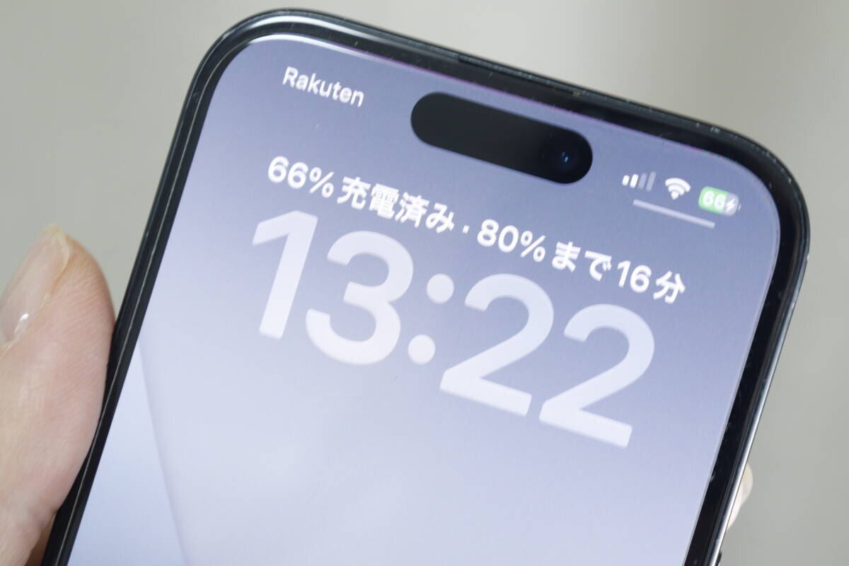 充電中のスマホ画面に表示された充電残量と残り時間 充電中のスマホ画面に表示された充電残量と残り時間