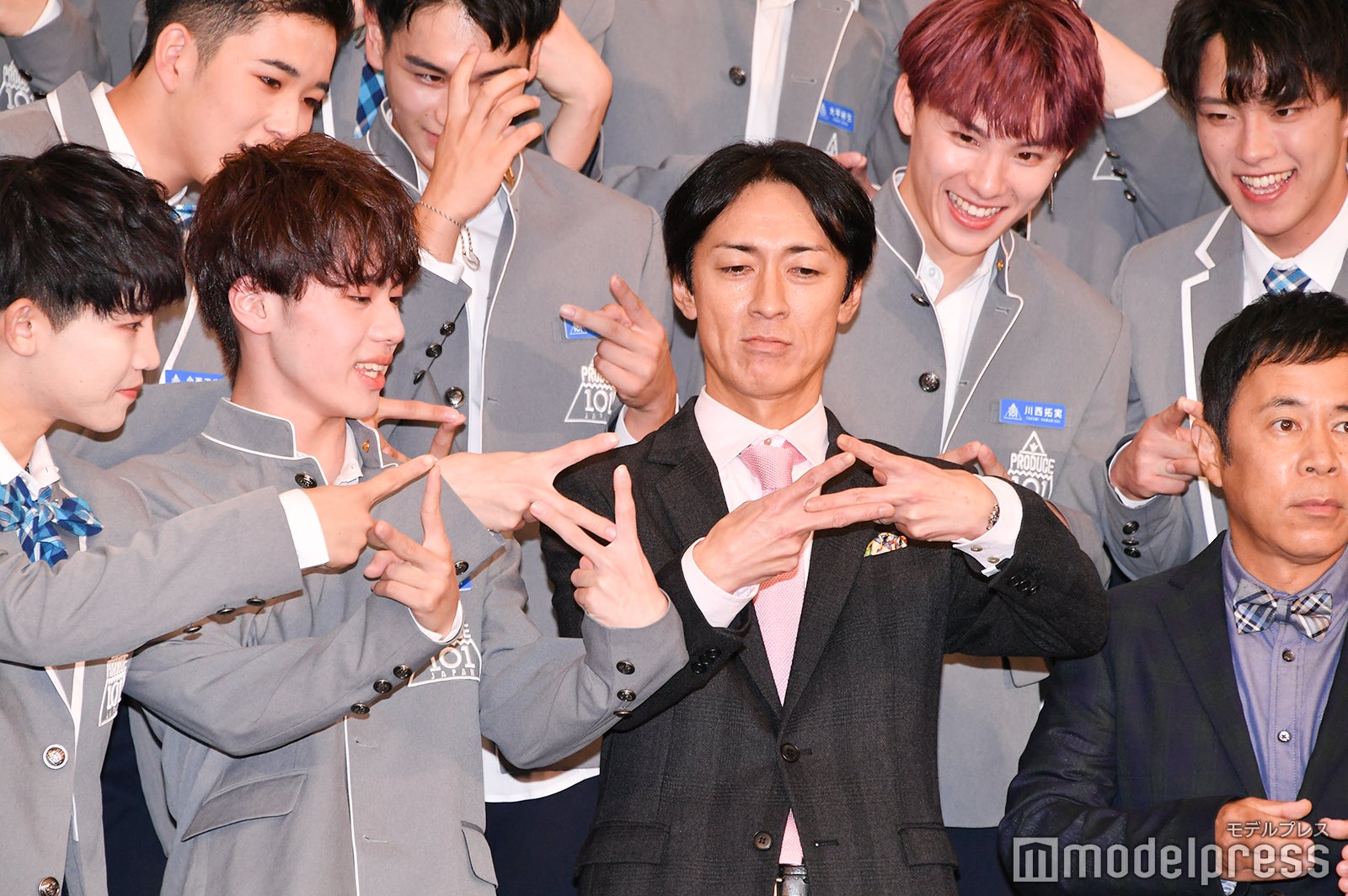 ポーズを練習生から教えてもらうナインティナイン （C）モデルプレス