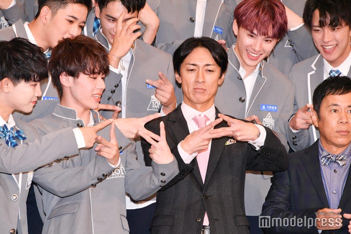 ポーズを練習生から教えてもらうナインティナイン (C)モデルプレス