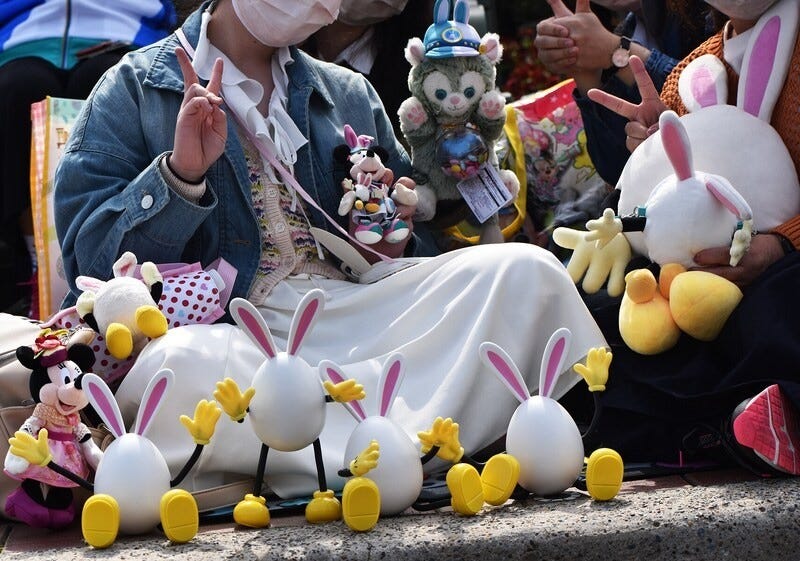 “うさたま”グッズを並べてエンターテインメントプログラムを見ているファンも多く見かけました