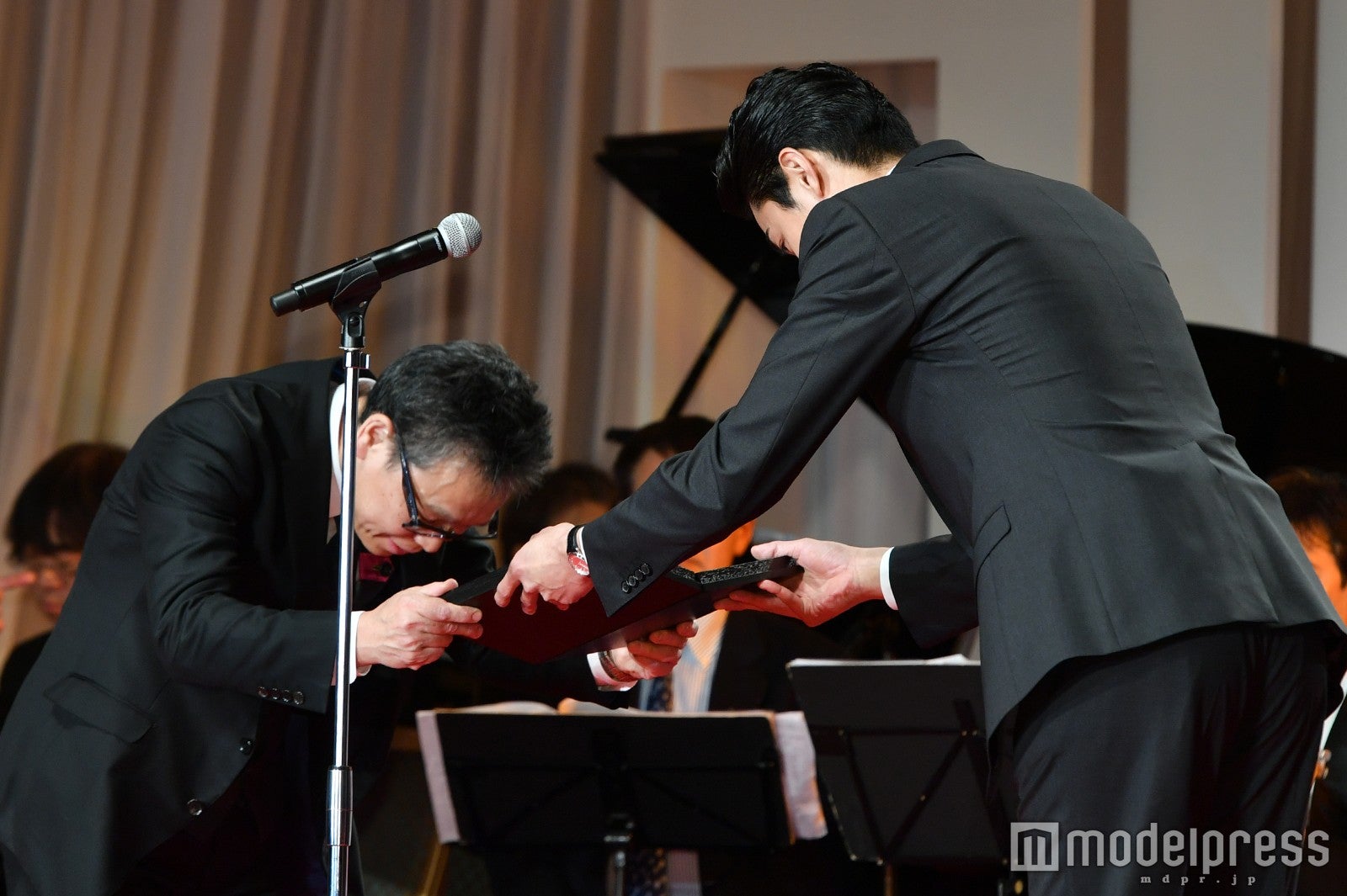 盾を贈る東出昌大（右） （C）モデルプレス