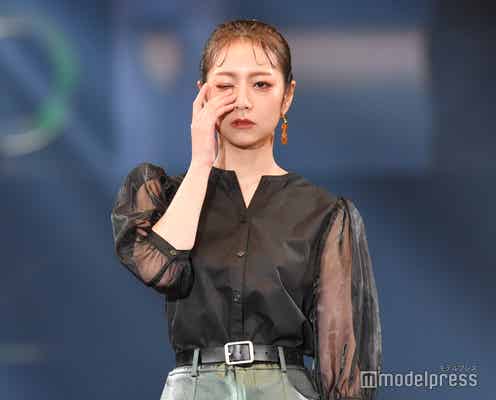 北海道出身・元乃木坂46北野日奈子、太ももチラリのSEXYコーデ ウインクで大人っぽく魅了<札幌コレクション 2022 A/W>