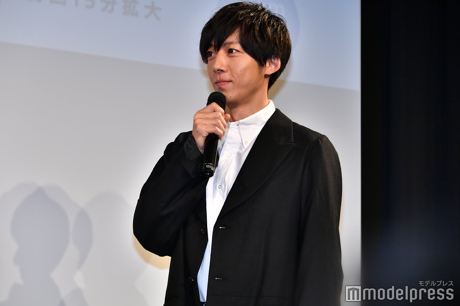 中村倫也からのお褒めの言葉を背筋を伸ばして聞く高橋一生 （C）モデルプレス