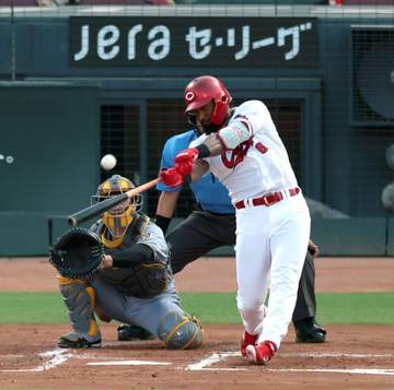 広島がファビ＆モンの連弾で村上から2点を先制 2人の2者連発は来日2年目で初 モンテロ「ファビとバックトゥバック（2者連続ホームラン）ができて嬉しい！」