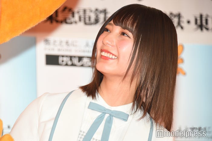 ピーポくんのお耳があたってしまった小坂菜緒(C)モデルプレス