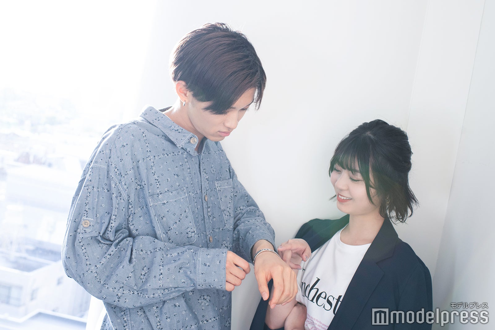 ゆなにもらったブレスレットを見せる松本怜生 （C）モデルプレス