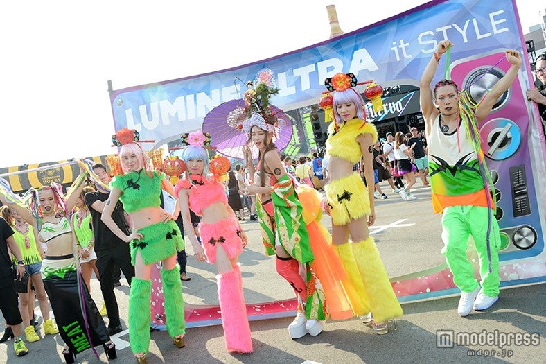 フォトウォールの前で記念撮影