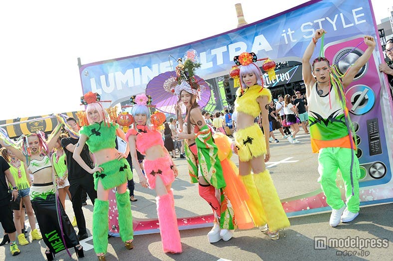 フォトウォールの前で記念撮影